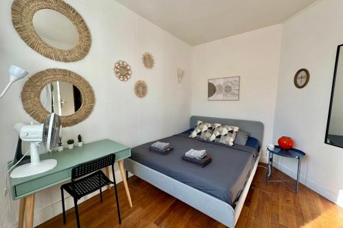 una camera da letto con un letto, un lavandino e uno specchio di Fontainebleau Centre a charming setting with generous volumes a Fontainebleau