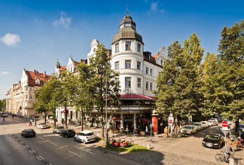 ローマルにある2 ZKB Komfort Apartment Nähe Innenstadt Kölnの街路に建つ塔のある大きな白い建物