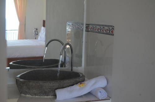 a bathroom with two sinks in a room at Rivera Beach in Amed