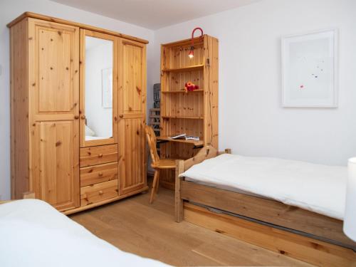 Ένα ή περισσότερα κρεβάτια σε δωμάτιο στο Apartment Chesa Dal Luf B6 by Interhome
