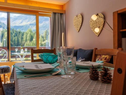 einen Esstisch mit Bergblick in der Unterkunft Studio Rosablanche D13 by Interhome in Siviez