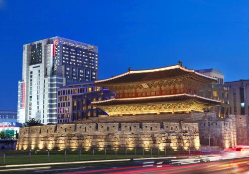 a building in the middle of a city at night at Hotel Skypark Kingstown Dongdaemun in Seoul