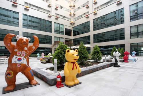 two large statues of bears in front of a building at Hotel Skypark Kingstown Dongdaemun in Seoul