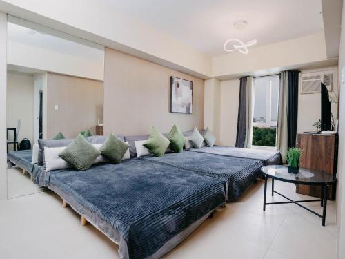 a large blue bed in a room with a window at NEW Comfy 1BR Cebu IT Park Location in Cebu City