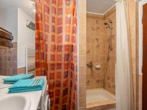 Ένα μπάνιο στο Holiday Home Jahor by Interhome