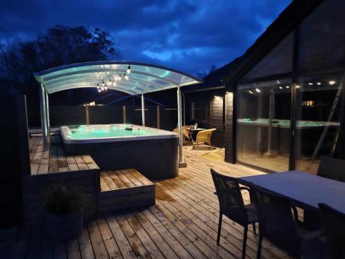 Bazén v ubytování Holiday Home Grep - 800m from the sea by Interhome nebo v jeho okolí