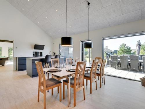 Nhà bếp/bếp nhỏ tại Holiday Home Tinella - 250m to the fjord by Interhome