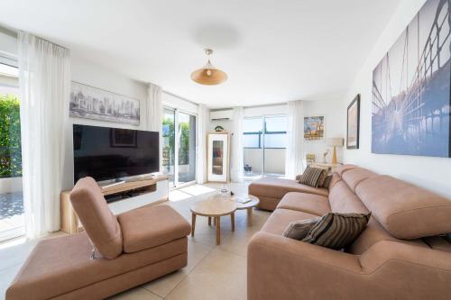 3-Br Rooftop with Jacuzzi & Parking Cannes