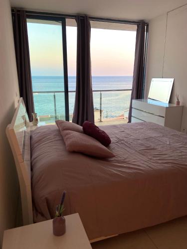 Un pat sau paturi într-o cameră la Nice Duplex