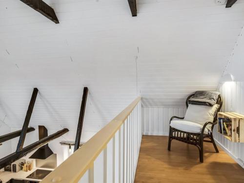 PandrupにあるApartment Thorgot - 3km from the sea by Interhomeの白い階段(椅子付)