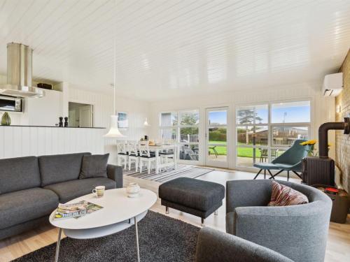 Χώρος καθιστικού στο Holiday Home Gudrun - 250m from the sea by Interhome