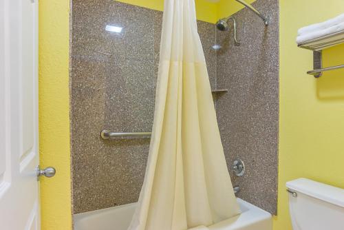 W łazience znajduje się prysznic z zasłoną prysznicową. w obiekcie Quality Inn Carthage w mieście Carthage