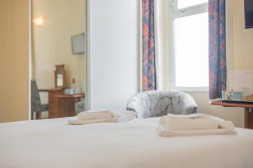 Una cama o camas en una habitación de Falcon's Nest Hotel