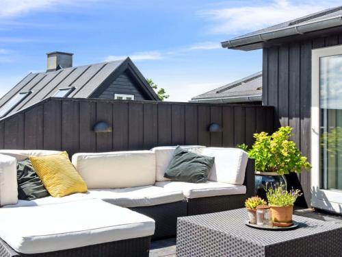 Ruang duduk di Holiday Home Sten - 30m from the sea by Interhome