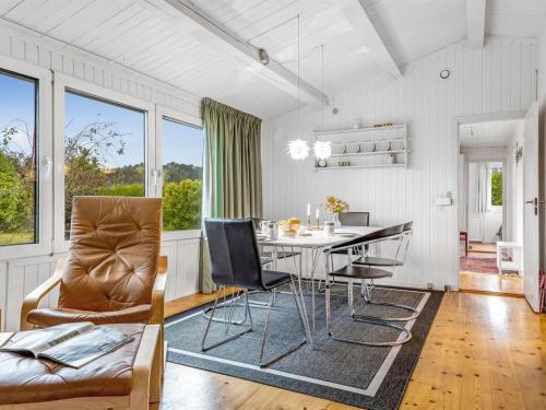 ein Esszimmer mit Tisch und Couch in der Unterkunft Holiday Home Aameek - 100m from the sea by Interhome in Fakse Ladeplads
