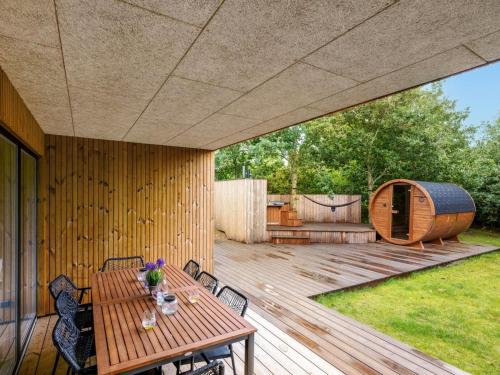 SkjernにあるHoliday Home Liutulf - 350m to the fjord by Interhomeのテーブルとテントのある木製デッキ