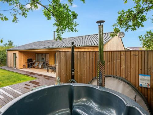 SkjernにあるHoliday Home Liutulf - 350m to the fjord by Interhomeの家の前のバスタブ