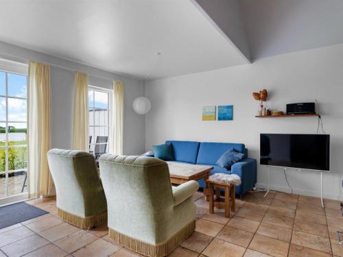 Televisyen dan/atau pusat hiburan di Holiday Home Solvey - 270m from the sea by Interhome