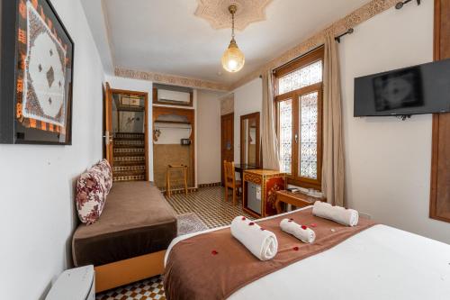 Una cama o camas en una habitación de Dar D'or Fes