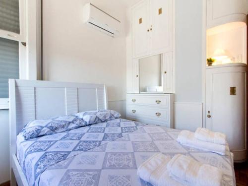 um quarto com uma cama com um edredão azul e branco em Apartamento Atlantica Rio no Rio de Janeiro