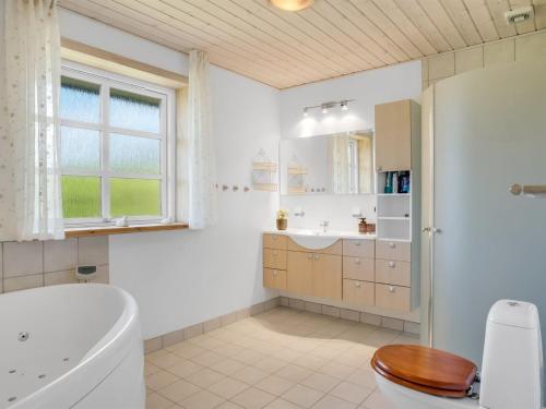 Bilik mandi di Holiday Home Elsabet - 600m to the fjord by Interhome