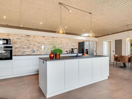 Η κουζίνα ή μικρή κουζίνα στο Holiday Home Øthger - 1-3km from the sea by Interhome