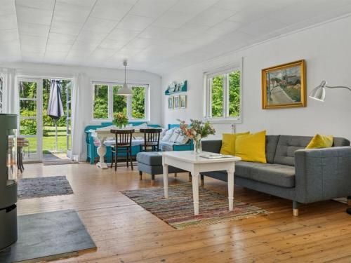 Ruang duduk di Holiday Home Aria - 1km from the sea by Interhome
