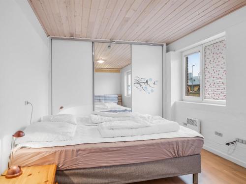 Ένα ή περισσότερα κρεβάτια σε δωμάτιο στο Holiday Home Withulf - 500m to the fjord by Interhome