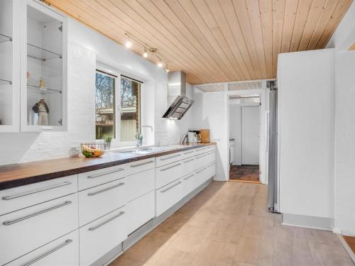 Η κουζίνα ή μικρή κουζίνα στο Holiday Home Withulf - 500m to the fjord by Interhome