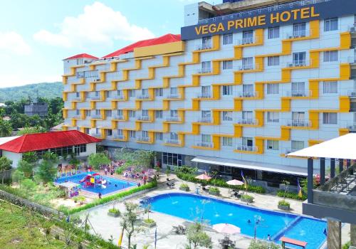 ソロンにあるVega Prime Hotel & Conventionのプール付きのホテル
