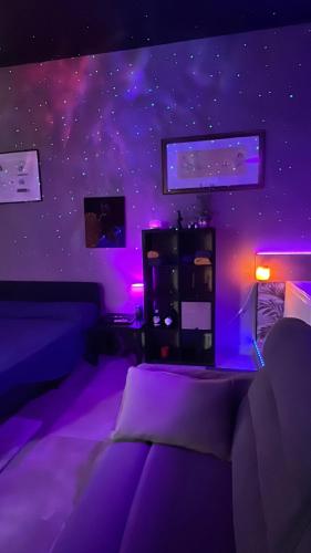 Postel nebo postele na pokoji v ubytování SUITE PRIVATE SPA TownHouse Piraino