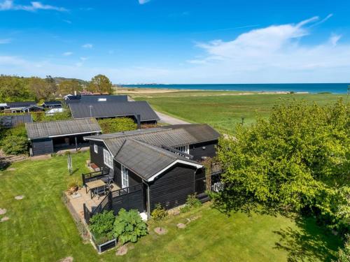 Una vista aérea de una casa con el océano al fondo. en Holiday Home Welma - 200m from the sea by Interhome, en Frederikshavn