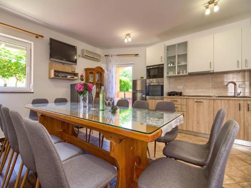 Kuchyň nebo kuchyňský kout v ubytování Villa in Peroj with Pool near Beach