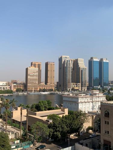 شقة فندقية بإطلالة رائعة على النيل بالزمالك 3 نوم 3 حمام