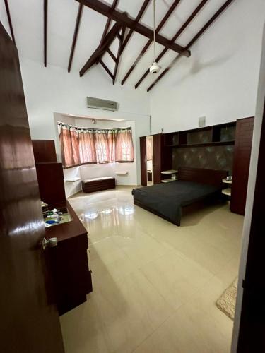 un ampio soggiorno con un letto e un divano di Modern 2 Story, 4BR House, Kotte a Sri Jayewardenepura Kotte