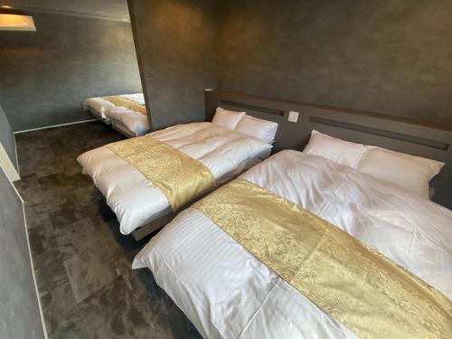 two beds in a room with a mirror at HIRARI Mizubenomori - Vacation STAY 08869v in Chikugo