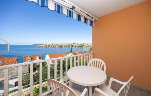 3 Bedroom Cozy Apartment In Okrug Gornji