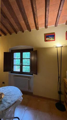 a room with a table and a window at Casa Le Campane sulla Via Francigena in Gambassi Terme