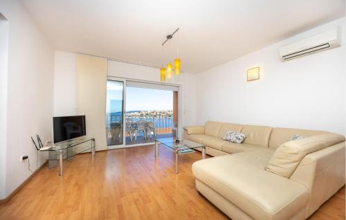 3 Bedroom Cozy Apartment In Okrug Gornji