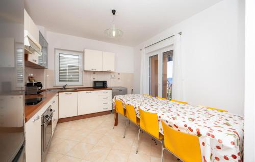 3 Bedroom Cozy Apartment In Okrug Gornji