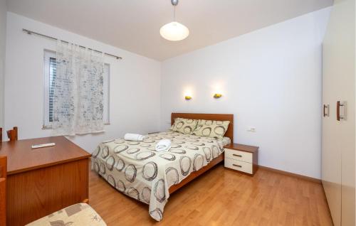 3 Bedroom Cozy Apartment In Okrug Gornji