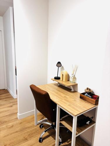 a wooden desk with a chair in a room at Le Terracotta cocon moderne à 2 pas de la Gare ligne directe GENÈVE-LYON-PARIS in Bellegarde-sur-Valserine