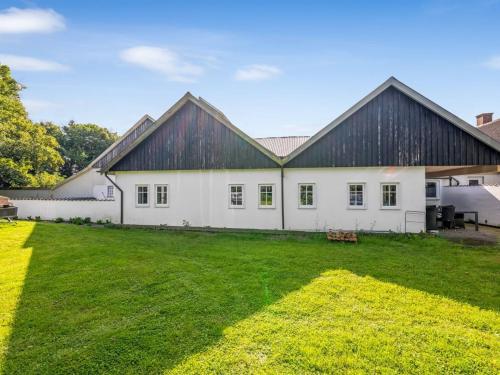 Nørre NebelにあるHoliday Home Ødmar - 4km to the fjord by Interhomeの黒屋根の白い大納屋