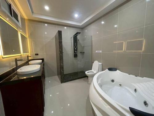 Koupelna v ubytování BINSBARRY Villa 4 bedroom 5 bath pool villa near walking street and jomtien beach