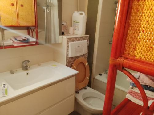 Un baño con inodoro, lavabo y bañera. en 5 minute Eiffel tour and Louvre meysm ,aewsome appartement 2 bed , center ,gorgeous place, en Levallois-Perret