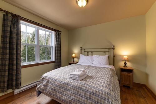 Ένα ή περισσότερα κρεβάτια σε δωμάτιο στο Condo 120H - Nature Retreat with River Views