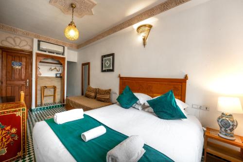 Una cama o camas en una habitación de Dar D'or Fes