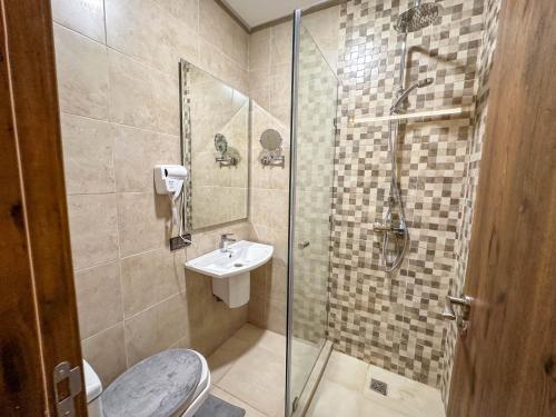 马拉喀什Bel appartement de luxe的带淋浴、马桶和水槽的浴室