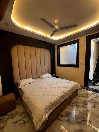a bedroom with a large bed with a ceiling at Hotel kapil royal inn in Rāiwāla