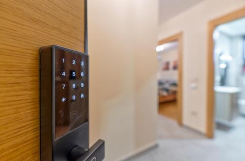 ズラティボールにあるZlatibor Villa, Sauna, Free Parking near Lake and Ski Centerの壁掛け照明器具